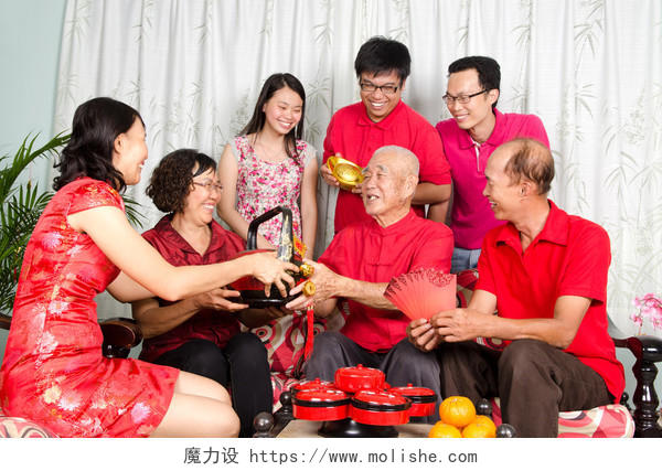 白色背景下庆祝中国新年的亚洲三代家庭幸福一家人幸福家庭幸福的人拜年除夕
